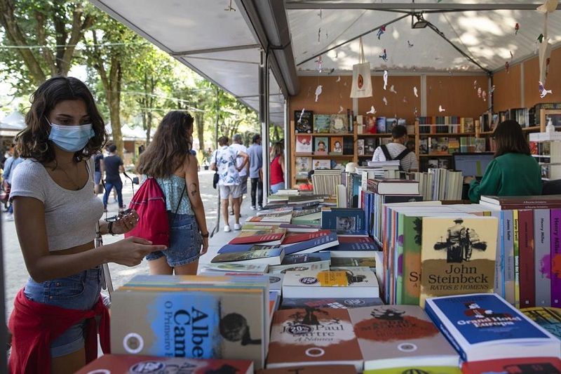 P Rez Reverte Carmen Posadas E Rosa Montero Na Maior Feira Do Livro De