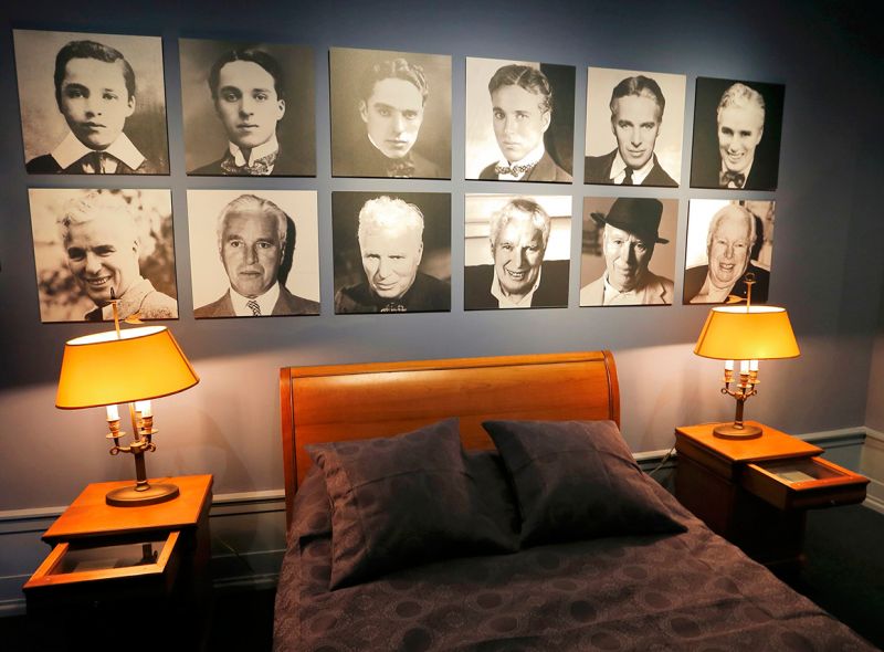 Retratos de Chaplin pendurados por cima daquela que era a sua cama | REUTERS/DENIS BALIBOUSE