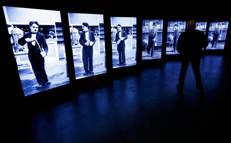 Os visitantes podem interagir com vídeos e fotografias em várias salas do museu | REUTERS/DENIS BALIBOUSE