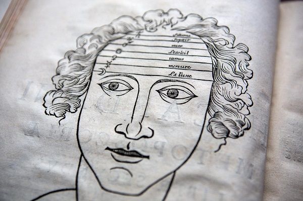 Metoposcopia, um manual que pretende ensinar a ler a personalidade de cada um a partir das marcas e linhas do seu rosto  