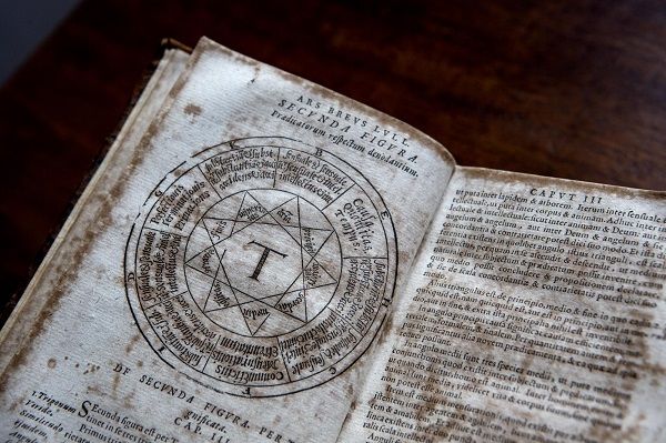 Nas estantes dos livros proibidos estão os de Giordano Bruno, filósofo e teólogo italiano condenado à fogueira pela Inquisição, acusado de heresia por defender, entre outras coisas, que a Terra girava à volta do Sol