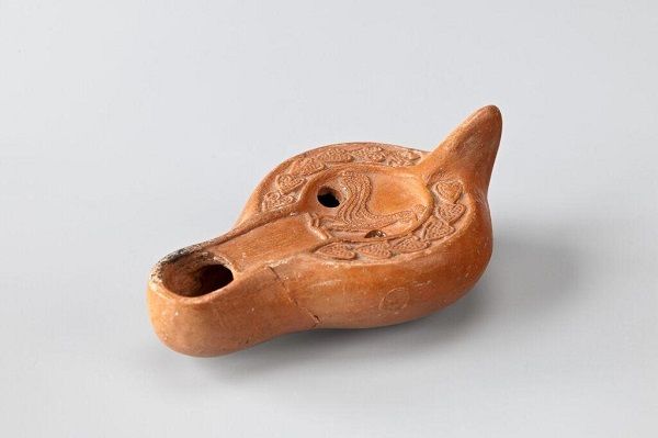 Lucerna africana de cerâmica, de Quarteira (Antiguidade Tardia) | José Paulo Ruas/Direitos reservados