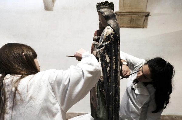 Técnicas de conservação e restauro preparam uma Nossa Senhora das Dores para a exposição