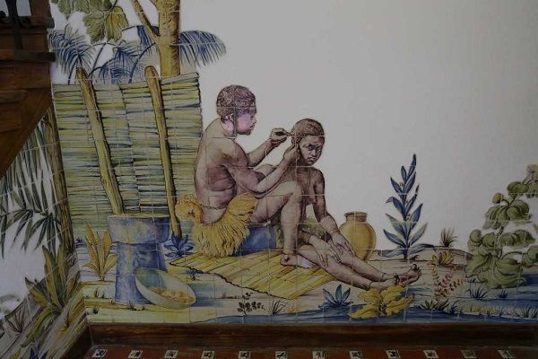 Azulejos Sant'Anna na chamada "Casa da Direção", representam cenas da vida em África. Foram aqui colocados aquando da eXposição do Mundo Português, em 1940