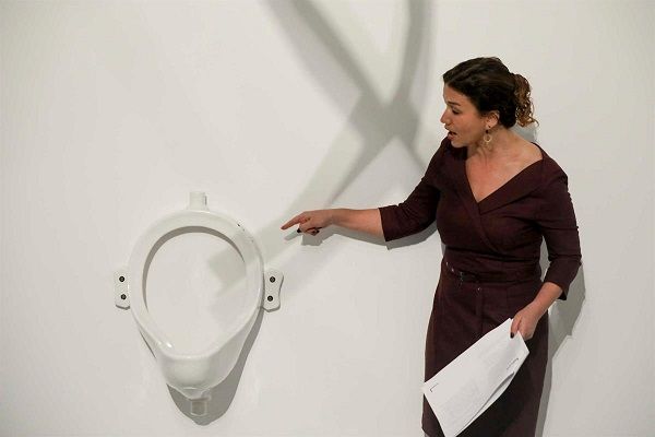 A curadora Adina Kamien-Kazhdan com a "Fonte" de Duchamp