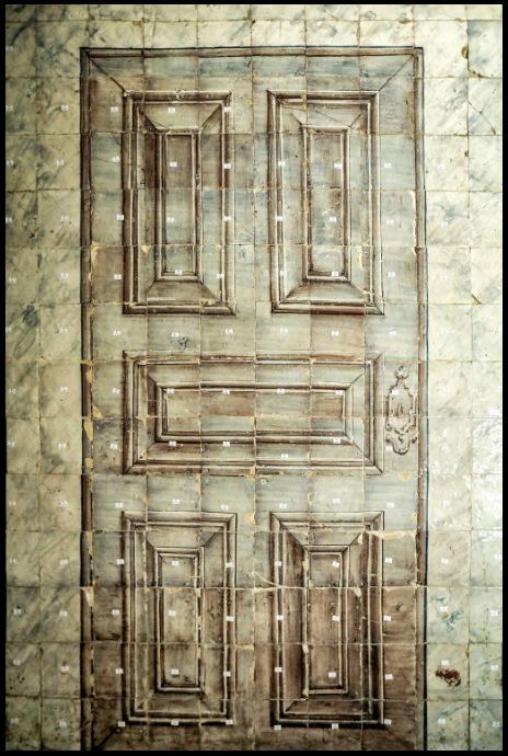Esta composição em azulejo finge uma porta [Foto: Daniel Rocha]