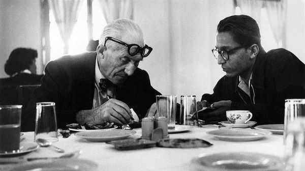 Balkrishna Doshi com Le Corbusier | Cortesia de VSF/Pritzker Prize