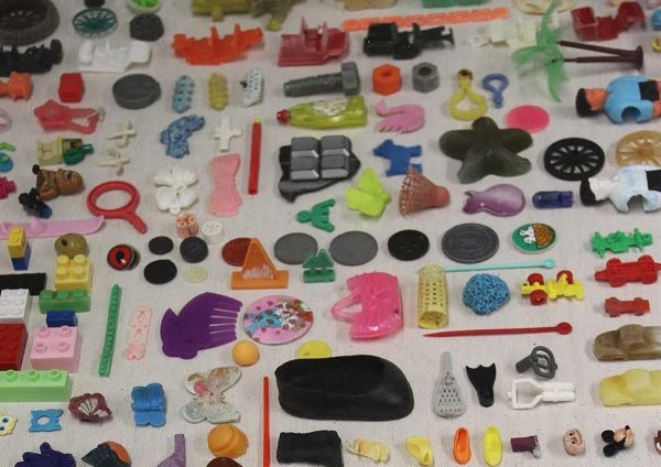Parte da coleção de objetos de plástico recolhidos por Ana Pêgo - Foto Paulo Spranger/ Global Imagens