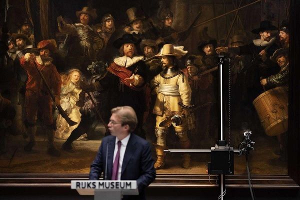 Diretor do Rijksmuseum apresenta o restauro de "A Ronda da Noite". Foto EPA/OLAF KRAAK