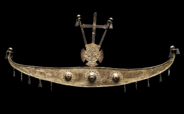Diadema em liga de prata que tem ao centro o escudo português. Comprado em Timor-Leste por Ruy Cinatti e vendido ao Museu em 1964. Cortesia: Museu Nacional de Etnologia/DGPC/ADF