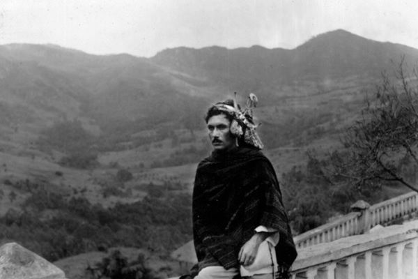 Ruy Cinatti em Timor, usando um pano e um diadema tradicionais. Espólio Ruy Cinatti/Biblioteca Universitária João Paulo II/Universidade Católica Portuguesa