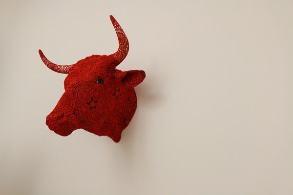 A peça alusiva ao touro é uma das que tem feito mais sucesso em Espanha, revela a artista. Trata-se de uma faiança de Rafael Bordalo Pinheiro pintada com acrílico e renda em croché dos Açores.