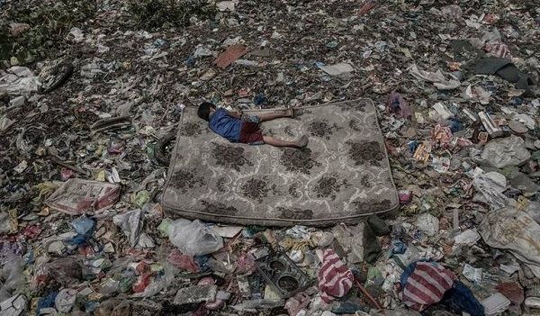 "Living Among What's Left Behind" é o título da imagem de Mário Cruz, fotojornalista da agência Lusa, que ficou em terceiro lugar. Foto Mário Cruz