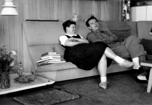 O casal no seu sofá embutido, 1951_ Jim Eppinger/Eames Office