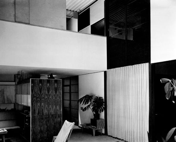 Parte dos lados norte e leste da sala que mostra a varanda da zona do quarto, com painéis deslizantes_ Eames Office