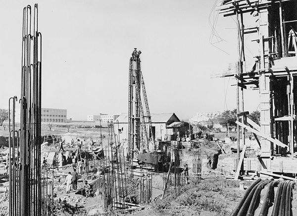 Fundações do novo edifício da Biblioteca Nacional. Ao fundo, são visíveis as faculdades de Direito e de Letras. Fot. de autor não identificado, 1957 